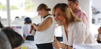 Bertha Ahued Malpica emite su voto en Boca del Río con llamado a las urnas.