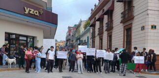 Estudiantes del Colegio Preparatorio bloquean Enríquez ante destitución arbitraria de su rector.