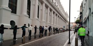 #Veracruz: Estudiantes del CPX forman cadena humana alrededor de palacio de gobierno.
