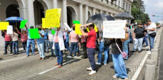 Ex trabajadores del Seguro popular piden intervención de la gobernadora en adeudos del gobierno.