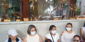 Madres de familia defienden el desempeño del director del Colegio preparatorio.