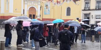 Estudiantes de Prepa Juárez toman el plantel educativo y cierran centro histórico exigiendo reinstalación del director.