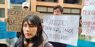 Estudiantes de Posgrado se manifestaron en la rectoría de UV. Urgen diálogo y no comunicados.