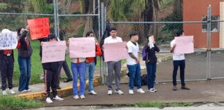 Estudiantes de la Normal Superior Veracruzana exigen instalaciones dignas con una protesta en la SEV.