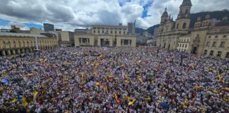 En multitudinaria marcha del silencio Colombia pide por Miguel Uribe y pacificación del país.