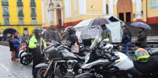 Motociclistas protestan contra reemplacamiento por considerarlo ilegal.