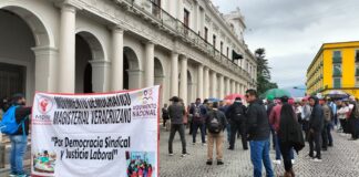 Movimiento Democrático Magisterial Veracruzano protestan por discriminación a escuelas en comunidades indígenas.
