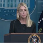 Trump destituye a Pam Bondi como fiscal general y designa a su exabogado Todd Blanche.