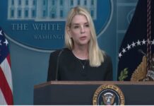 Trump destituye a Pam Bondi como fiscal general y designa a su exabogado Todd Blanche.