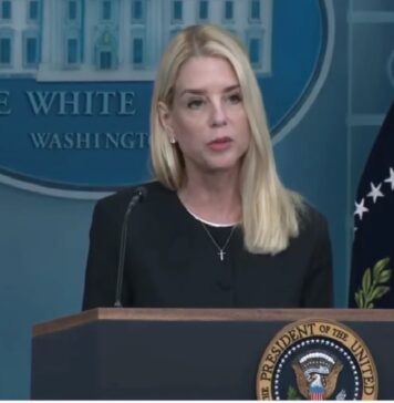 Trump destituye a Pam Bondi como fiscal general y designa a su exabogado Todd Blanche.