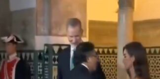 #Viral: Reina Letizia elegantemente frena el beso de Gustavo Petro .