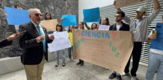 Estudiantes de posgrado de la UV exigen incremento de becas para el doctorado.
