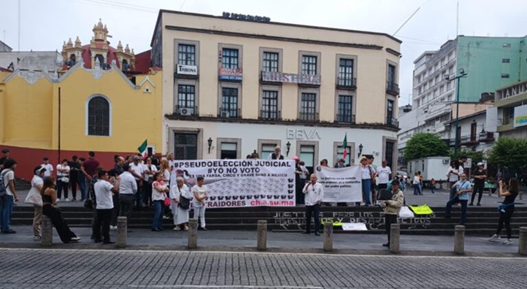 Protestan en Xalapa contra la reforma y la elección Judicial.