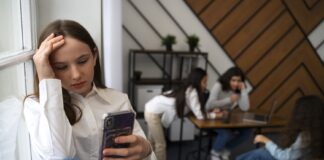 Exhortan a disminuir uso de redes sociales para infancias y adolescentes