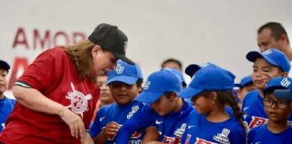 Rocío Nahle lanza la primera bola en campeonato de Ligas Pequeñas .