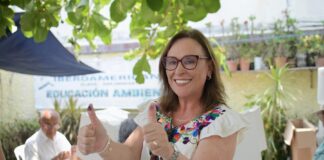 Rocío Nahle emite su voto en Coatzacoalcos llamando a votar para construir un país democrático.