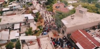 #Veracruz: Seguidores de MC en Mecatlán queman papelería electoral del consejo municipal y voltean patrullas.