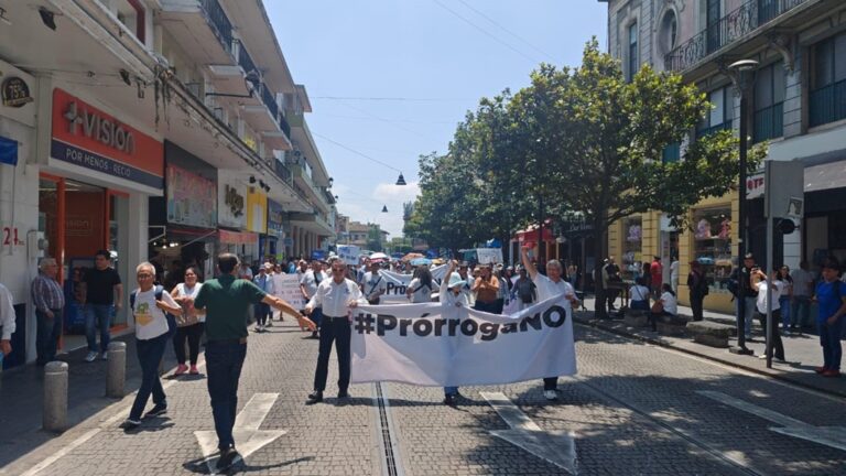 Con marcha se pronuncian contra prórroga otorgada al rector Martín Aguilar