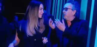 Belinda y Tim Burton tienen inesperado intercambio de regalos.