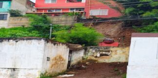 Temor en el Fraccionamiento Santa Rosa de Xalapa por deslave de un cerro.