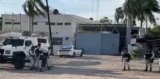 Reportan un muerto y tres heridos en una riña en el penal de Aguaruto en Sinaloa.