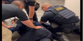 #Video: Se viralizan imágenes de senador Alex Padilla siendo sometido en conferencia de Kristi Noem.