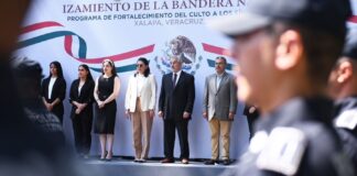 Asiste Alberto Islas a izamiento de la Bandera Nacional .