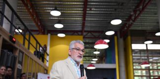 Entrega Alberto Islas prótesis y apoyos funcionales a personas con discapacidad.