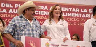 Con maquinaria, semilla y apoyos, Rocío Nahle impulsa a productores de maíz.