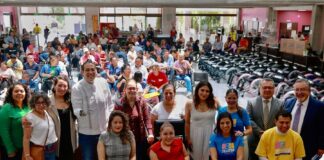 Atestigua Tanya Viveros la entrega de sillas de ruedas a personas con discapacidad