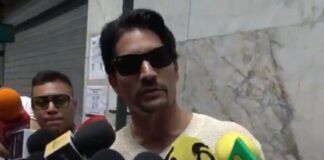 Daniel Elbittar se manifiesta en la embajada de Venezuela: “No me quitarán mi voz”.