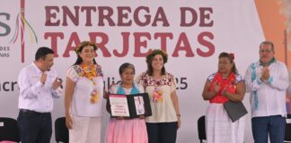 Gobierno de México y Veracruz entregan tarjetas del FAISPIAM a mujeres tesoreras.