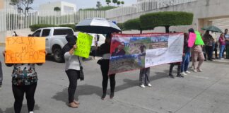 Protestan contra fiscalía de Veracruz por dilación en caso de invasores desde 2023.