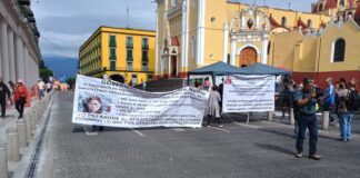 Docentes jubilados exigen pago de seguro de vida bloqueando centro histórico de Xalapa .