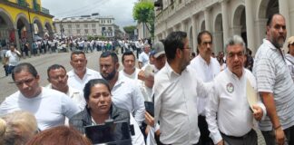 Taxistas se reúnen con Ricardo Ahued para revisar ajuste tarifario.