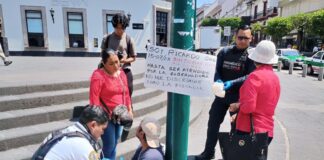 Atienden a persona en huelga de hambre encadenada frente a Palacio de Gobierno .