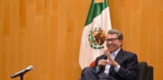 Ricardo Monreal plantea prohibir venta de bebidas energéticas a menores de 18 años