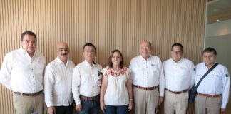 Pemex entrega apoyos al gobierno de Veracruz .