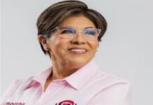 Una mujer de izquierda para el Puerto .