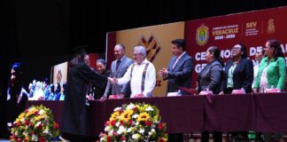 Asiste Alberto Islas a ceremonia de graduación del COBAEV 35.