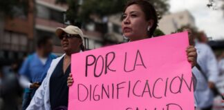 Mujeres representan 70% en el sector salud, pero solo una cuarta parte ocupa puestos de liderazgo.