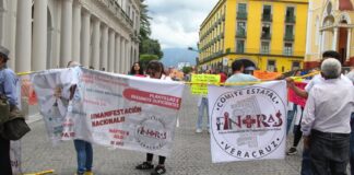 #Xalapa: Personal del IMSS Bienestar bloquearon centro histórico por nombramientos “ilegales” y falta de pago