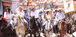Chignahuapan vive tradiciones con seguridad, gobernador Armenta encabeza cabalgata con mil jinetes.