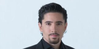 Álex Fernández celebra primera nominación a Premios Juventud como Mejor Canción Mariachi.