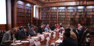 Consejeros del INE se reúnen con la Comisión para la reforma judicial.