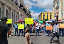 Ex trabajadores del Seguro Popular en Veracruz exigen al gobierno el pago de laudos