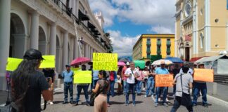 Ex trabajadores del Seguro Popular en Veracruz exigen al gobierno el pago de laudos