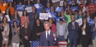 Realizan operativo contra migrantes mientras gobernador de California, Gavin Newsom ofrecía discurso