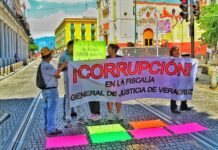 Protestan contra fiscal del distrito en Xalapa por violentar derecho de petición.