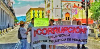 Protestan contra fiscal del distrito en Xalapa por violentar derecho de petición.